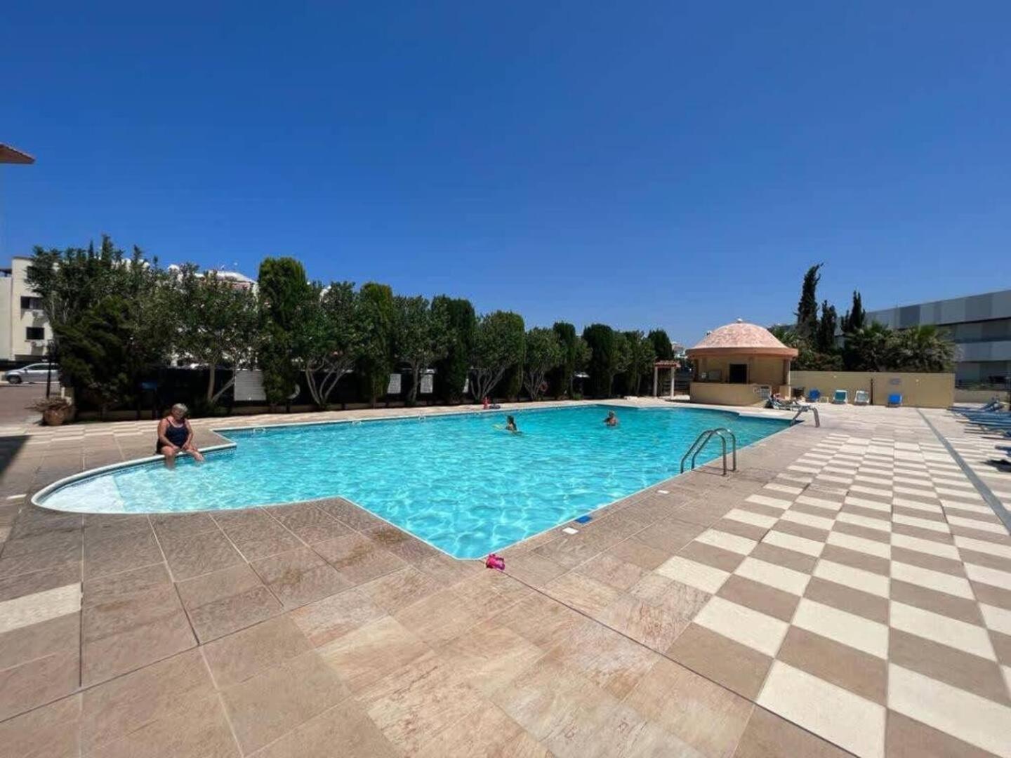 Queens Gardens Paradise Vip, Pool, Mall, Sea Paphos Exterior foto