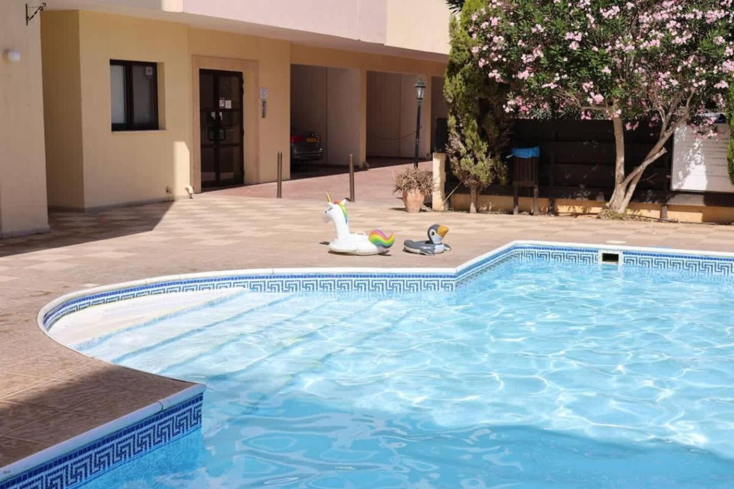 Queens Gardens Paradise Vip, Pool, Mall, Sea Paphos Exterior foto